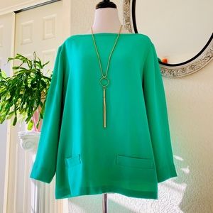 🌷💚LOFT green pullover top w/ front pockets